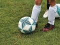 Niño jugando al fútbol