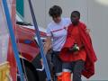 Una voluntaria de cruz roja asiste a un inmigrante en El Hierro