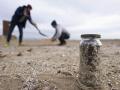 Voluntarios recogen pellets en la playa