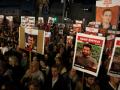 Familiares de los rehenes se manifiestan en Tel Aviv, Israel