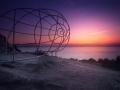 La puesta de sol desde Cabo Home con las Islas Cíes de fondo es una de las experiencias más mágicas que se pueden vivir en Galicia. La belleza de los acantilados de la Costa da Vela hacen que este rincón de las Rías Baixas sea uno de los lugares más visitados de Galicia durante el verano. El atardecer desde este mirador es espectacular, el sol desaparece en el mar entre las islas Cíes y la Isla de Ons dejando una estampa mágica con la caracola de Cabo Home como protagonista. Fotografía original de @durandarte