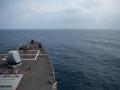 Un buque estadounidense portamisiles patrulla por el Mar Rojo