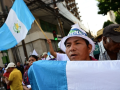Partidarios del presidente Bernardo Arévalo protestan frente al Congreso de Guatemala