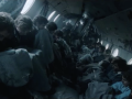 Una escena de la película de Bayona en la que se ve a los supervivientes en el interior del fuselaje del avión siniestrado