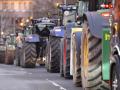 Agricultores con sus tractores bloquean una calle durante la manifestación por los recortes agrícolas