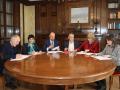 Miembros del Gobierno de Navarra firman el acuerdo con los dos representantes de Bildu, a la izquierda