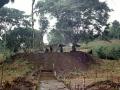 Excavación arqueológica a gran escala en una plataforma de tierra del sitio Sangay en el Valle del Upano en Ecuador