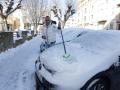 Una persona limpia las calles de nieve, a 20 de enero de 2024, en Soria, Castilla y León (España).