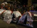 Manifestantes israelíes acampan frente a la residencia del primer ministro, Benjamin Netanyahu