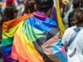 Hombre con bandera trans