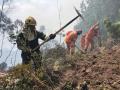 Bomberos trabajando para extinguir el fuego en los cerros orientales de Bogotá