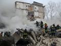 Bomberos ucranianos realizan labores de rescate tras lo bombardeos rusos en Járkov