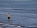 Una persona disfruta del buen tiempo en aguas de la playa de la Malvarrosa