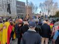 La gente comienza a llegar a la Plaza de España