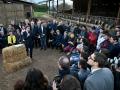 El primer ministro francés Gabriel Attal habla durante una visita a una granja en Montastruc-de-Salies, suroeste de Francia