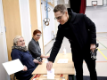 Alexander Stubb, emite su voto en una mesa electoral durante las elecciones presidenciales de Finlandia