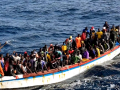 Un cayuco a su llegada al muelle de La Restinga