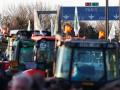 Los vehículos blindados de la policía francesa se encuentran en medio de la autopista mientras decenas de tractores bloquean parte de la autopista A6 en Chilly-Mazarin, al sur de París