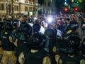 Policías hacen presencia durante una protesta de manifestantes contra el proyecto de 'ley ómnibus' en las inmediaciones del Congreso Nacional