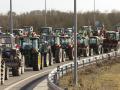 Los agricultores lusos cortan este jueves algunas autovías del país próximas a la frontera con España, como la A-25 o la A-6, para protestar por los recortes de la Política Agraria Común (PAC) de la Unión Europea. EFE/ Carlos García