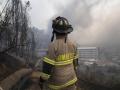 Un bombero observa los incendios forestales que afectan la zona de Canal Beagle, Viña del Mar