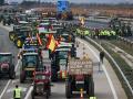 Vista de la concentración de tractores en la A4 a la altura de Madrid