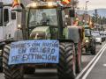 Agricultores riojanos llevan su protesta a las puertas de la Delegación de Gobierno de La Rioja en Logroño