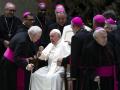 El Papa habla con algunos obispos tras la audiencia general del miércoles