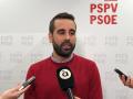 El síndico del PSPV, José Muñoz, hablando ante un micrófono de À Punt