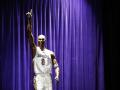 Se Abdul-Jabbar señaló que esta estatua refleja «la excelencia», la «disciplina», el «compromiso» y el «amor por su familia» que representó Kobe. Aunque había dudas de si llevaría el número 8 y 24 (los dos dorsales que portó en Los Angeles), finalmente se eligió el número 8.