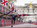 Kiptum atravesando la línea de meta en el Maratón de Londres