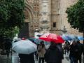 Varias personas se protegen de la lluvia bajo sus paraguas