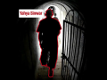El líder de Hamás, Yahya Sinwar, escapando por un túnel