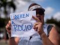 Una mujer protesta en Caracas por la detención de Rocío San Miguel