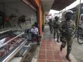 Soldados colombianos patrullan en una calle de Tuluá, departamento de Valle del Cauca, Colombia