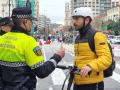 Un control policial en Valencia a un usuario de patinete eléctrico