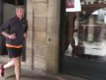 Rueda corriendo esta mañana por el casco antiguo de Santiago de Compostela
