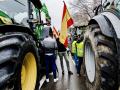 Tractores y agricultores se concentran en las inmediaciones del Ministerio de Agricultura