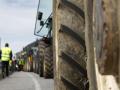 Una treintena de tractores circulan lentamente por la travesía de Pedrafita do Cebreiro (Lugo),