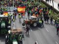 MADRID, 26/02/2024.- Tractores y personas a pie de la protesta agrícola convocada este lunes en la ciudad de Madrid que ha llegado hasta el Ministerio de Agricultura, Pesca y Alimentación, ya en la capital, tras salir a primera hora de la mañana del municipio de Arganda del Rey, en un recorrido que, hasta el momento, se ha desarrollado con "normalidad". EFE/  JJ.Guillén