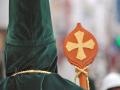 Un costalero en la Semana Santa de Ferrol
