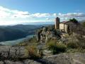 El edificio más destacable es la Iglesia de estilo románico Santa María de Siurana, aunque también sobresale el antiguo castillo árabe. Es conocido, de hecho, por ser uno de los últimos bastiones árabes de Cataluña. De esta época quedan restos de una fortaleza del siglo IX, que también funcionó como cárcel cristiana después de la reconquista.