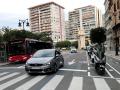 Un vehículo circula por la calle Colón, en Valencia