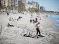 Varias personas en la Playa del Zapillo de Almería disfrutan del calor inusual en enero