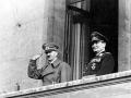 Hitler y Göring saludando desde el balcón de la Cancillería del Reich en 1938