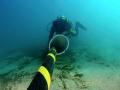 Un operario repara un cable submarino, en una imagen de archivo
