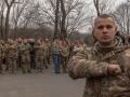 Miembros de la unidad de élite ucraniana "Lobos de Da Vinci" rinden homenaje a su jefe caído hace un año, Dmytro Kotsiubailo "Da Vinci"
