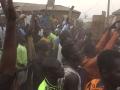 Familias de alumnos secuestrados reunidos durante la visita del gobernador del estado de Kaduna, Uba Sani