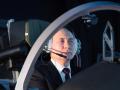 El presidente ruso Vladimir Putin opera un simulador