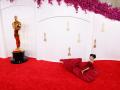 La caída de la actriz Liza Koshy en la alfombra roja de los Premios Oscar 2024